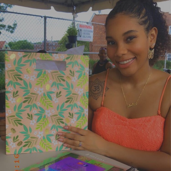 Meet your Posher, Amber - Picture 5 of 6